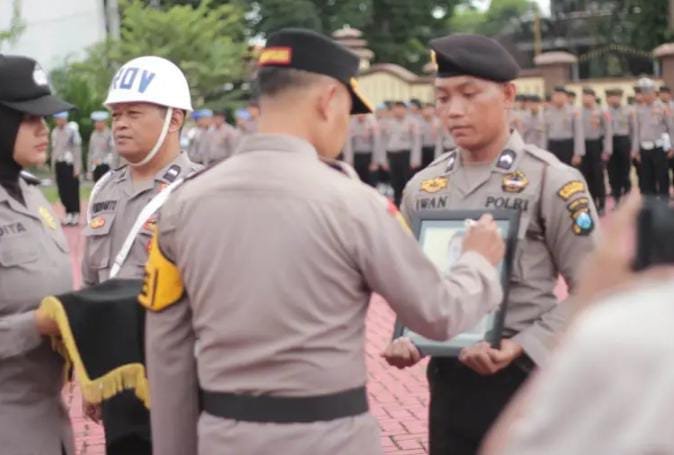 Gara-Gara Terbukti Terlantarkan Keluarga , Kini Bripka W Resmi di PTDH Polres Sumenep. 1 WhatsApp Image 2024 04 29 at 19.54.55