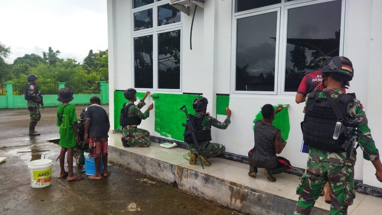 Satgas Yonif 310/KK Bantu Percantik Puskesmas Towe Demi Kenyamanan Warga 1 5ae58232 9a05 4518 912b 70de2e0e58e6