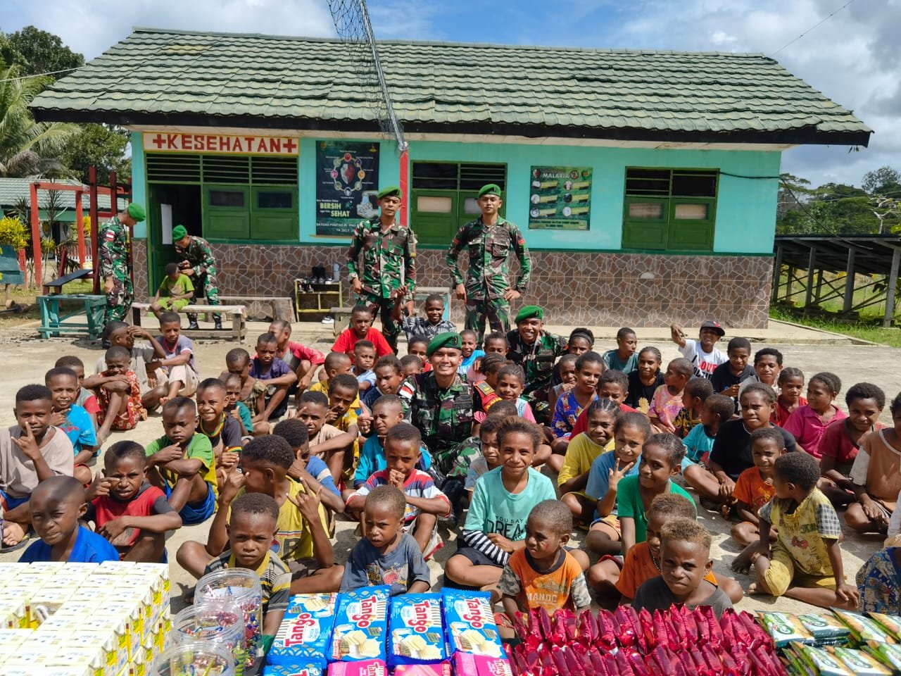 Keseruan Satgas Yonif 310/KK Bersama Anak Papua Terapkan Perilaku Hidup Bersih Dan Sehat 1 WhatsApp Image 2024 05 03 at 09.11.59