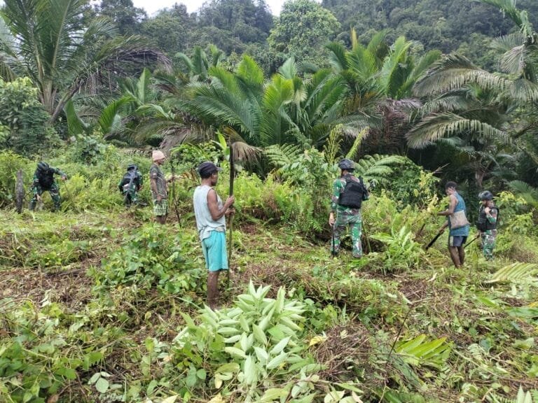 Sambut Gembira Akan Ketersediaan Listrik Di Kampungnya, Ini Yang Dilakukan Satgas Yonif 310/KK Bersama Warga