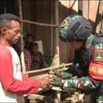 Rajin Terjun Langsung Ditengah Masyarakat, Satgas Yonif 310/KK Bangun Dapur Rumah Harnes Pallop WhatsApp Image 2024 05 19 at 07.40.44