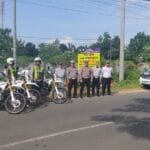 Satlantas Polres Sumenep Bersama LLAJ dan JR Pasang Papan Himbauan di Jalur Black Spot Upaya Turunkan Angka Laka. WhatsApp Image 2024 05 22 at 17.09.15