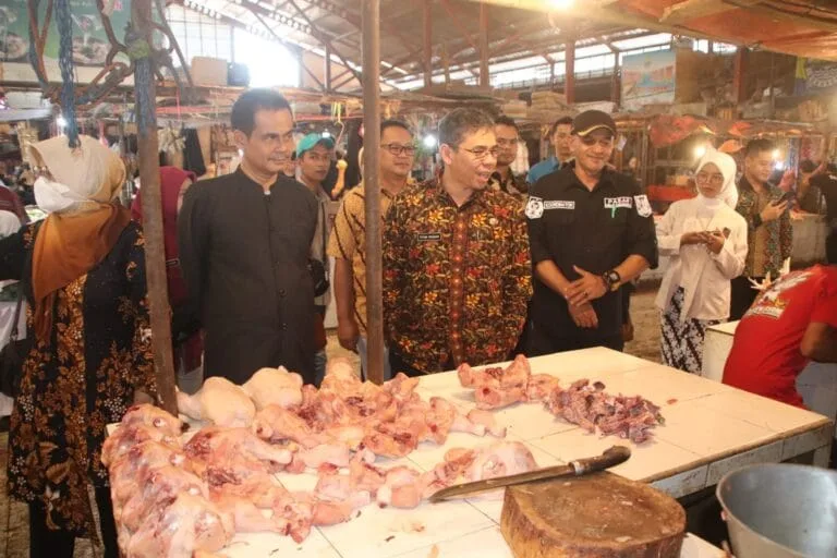 Pantau Harga dan Stok Pangan Jelang Idul Adha, Plh Sekda Sidak Pasar Cisaat.