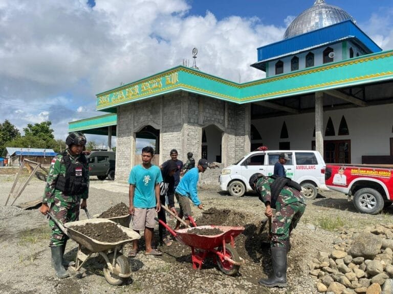 Pergencar Kegiatan Teritorial, Satgas Yonif 310/KK Bantu Bangun Kamar Mandi Masjid