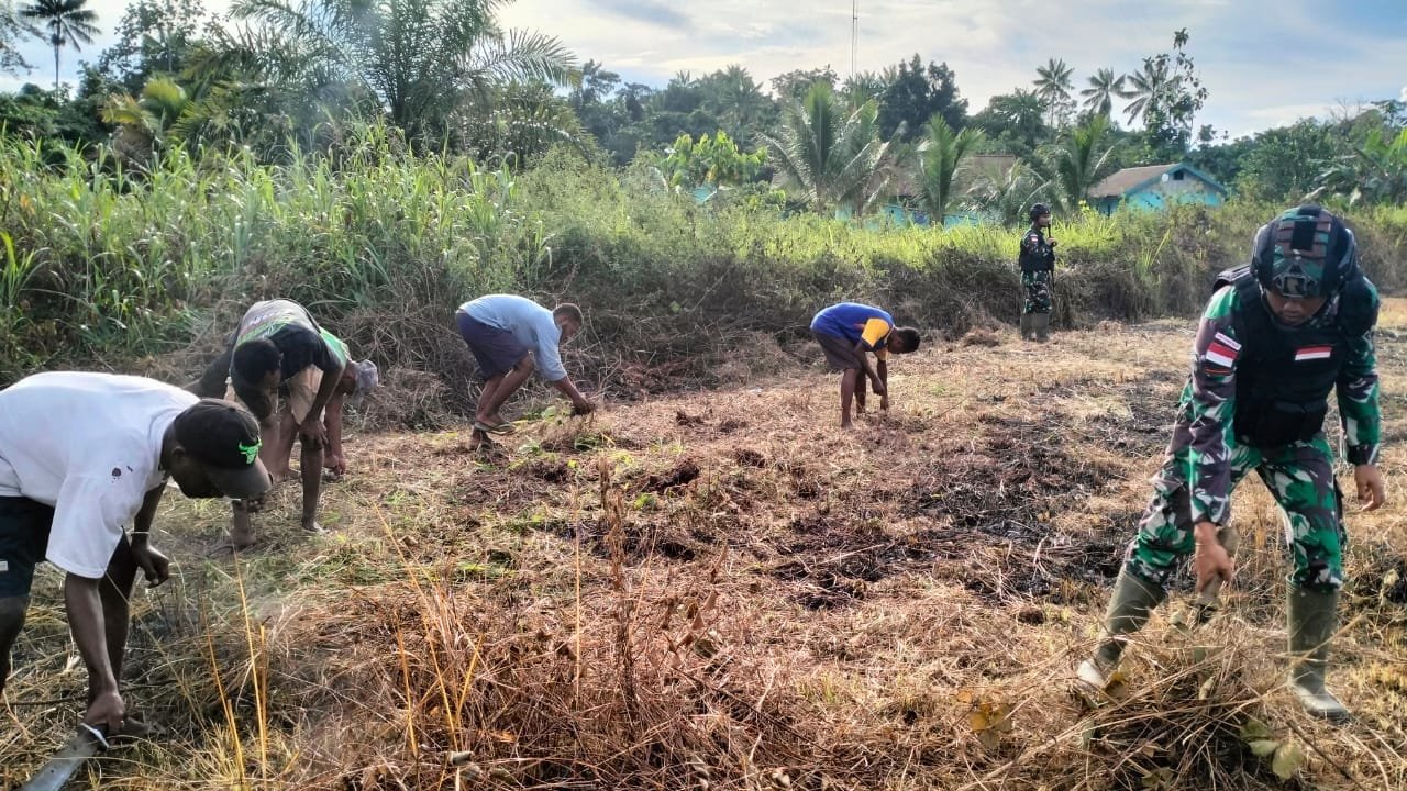 Satgas Yonif 310/KK Bersihkan Lahan Tidur, Bangun Sarana Olahraga Di Perbatasan 1 WhatsApp Image 2024 06 12 at 13.06.47