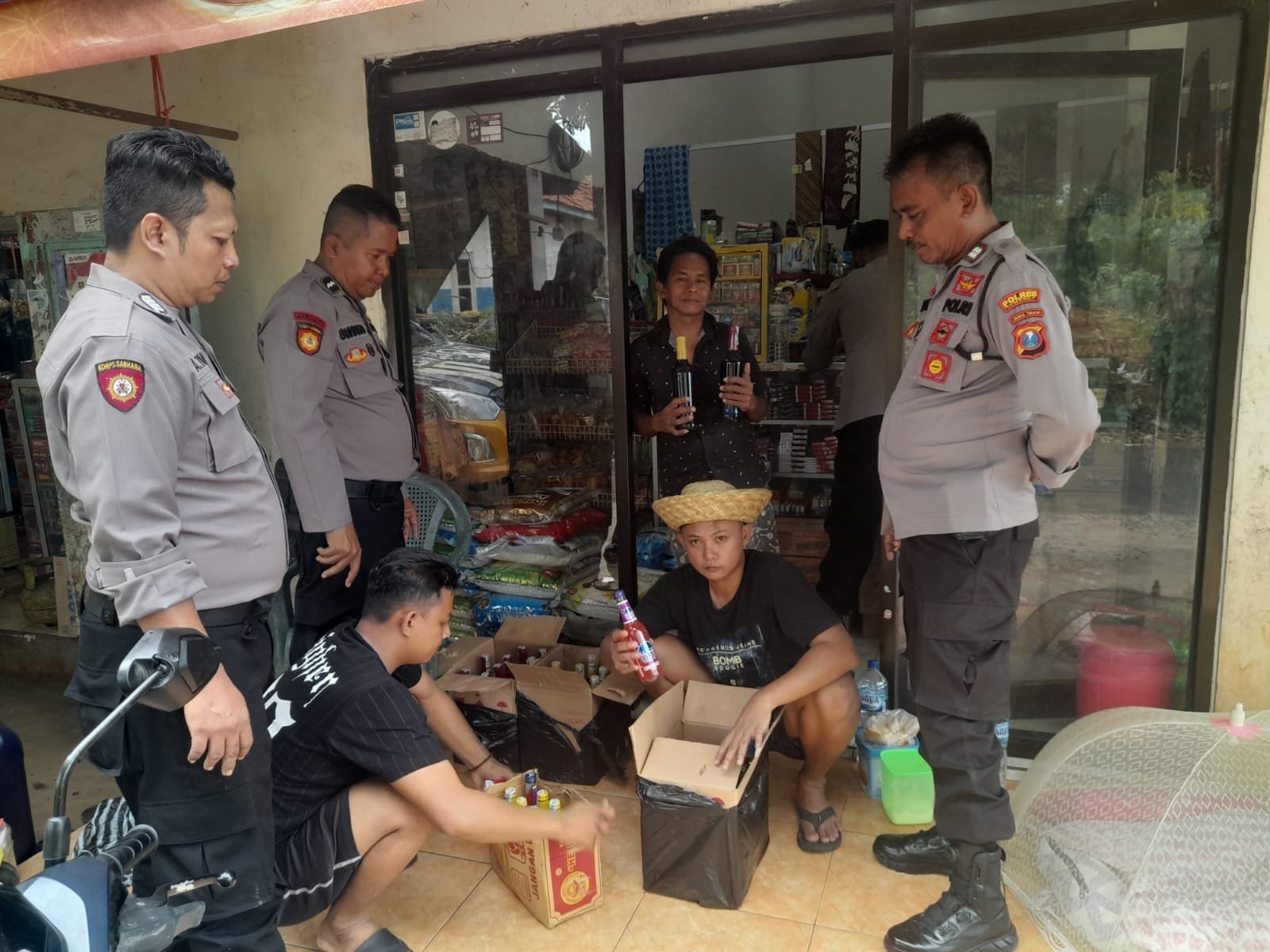 Razia Warung di Wilayah Talango, Sat Samapta Polres Sumenep Amankan Puluhan Botol Miras Berbagai Merek 1 WhatsApp Image 2024 06 12 at 20.05.43