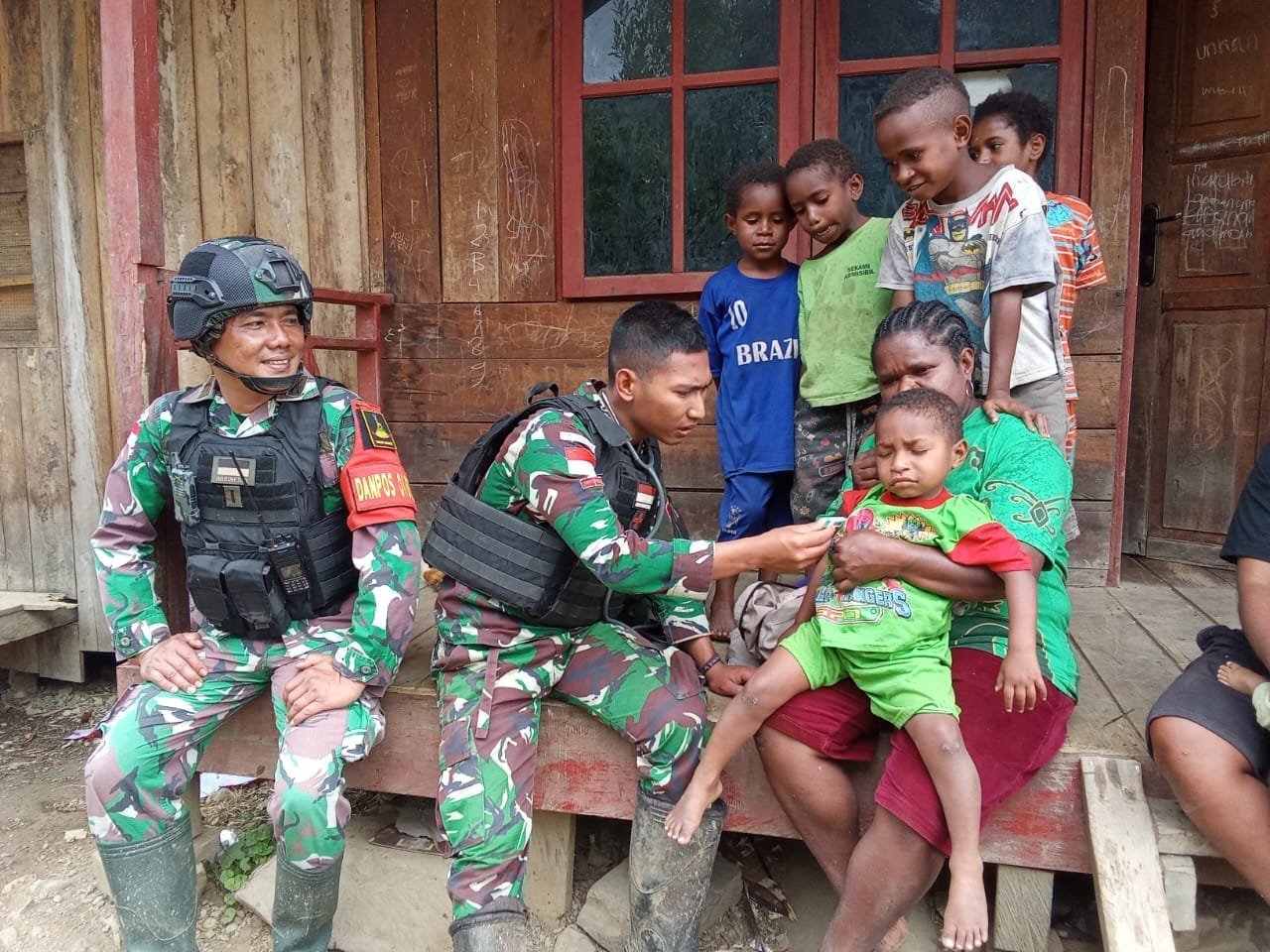 Kesehatan Warga Sebagai Prioritas, Satgas Yonif 310/KK Berikan Pengobatan Di Perbatasan 1 WhatsApp Image 2024 06 14 at 11.56.01