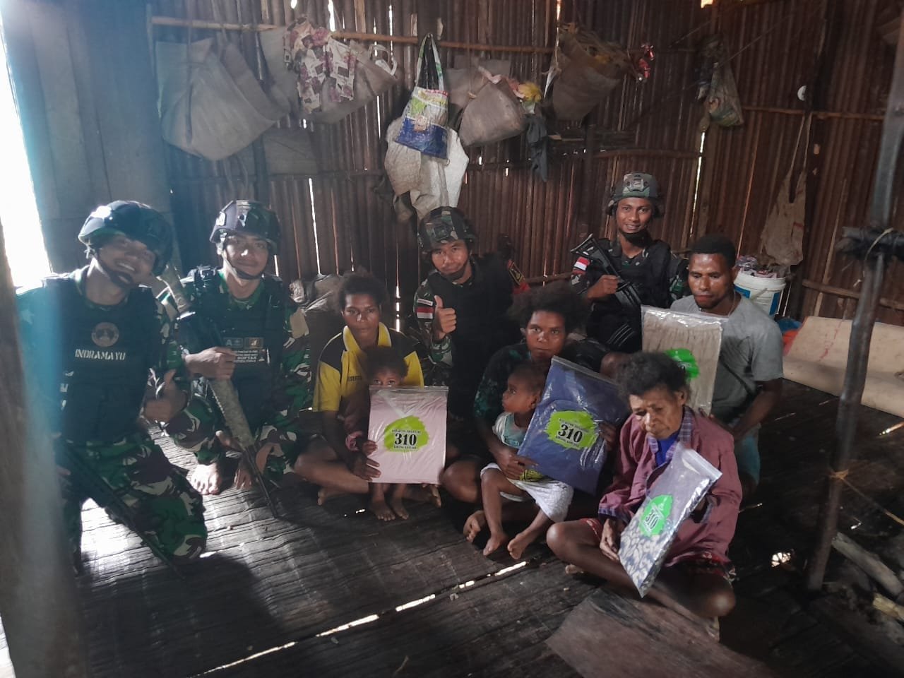 Perkuat Silaturahmi, Prajurit Yonif 310/KK Kunjungi "Keluarga Asuh" Di Perbatasan 1 WhatsApp Image 2024 06 17 at 06.58.56