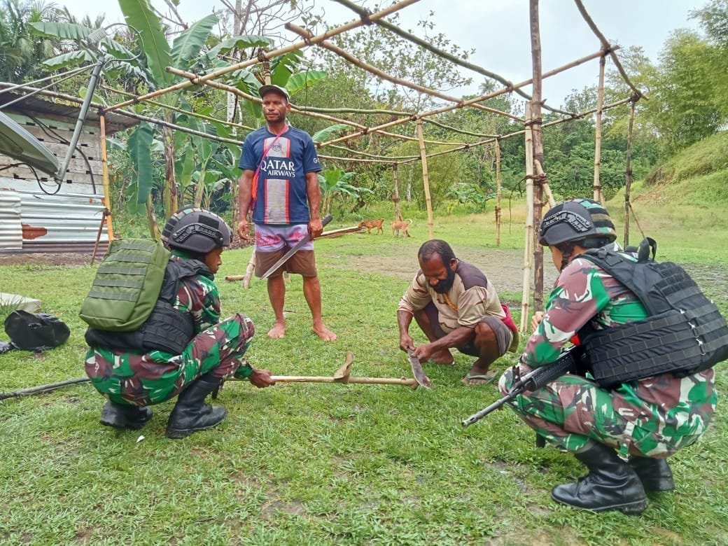 Tumbuhkan Semangat Gotong Royong, Satgas Yonif 310/KK Gelar Karya Bhakti 1 WhatsApp Image 2024 06 24 at 08.39.53