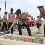 Kapolres Sumenep Pimpin Ziarah Rombongan dan Tabur Bunga ke TMP Jokotole dalam rangka HUT Bhayangkara Ke-78 WhatsApp Image 2024 06 24 at 13.31.54