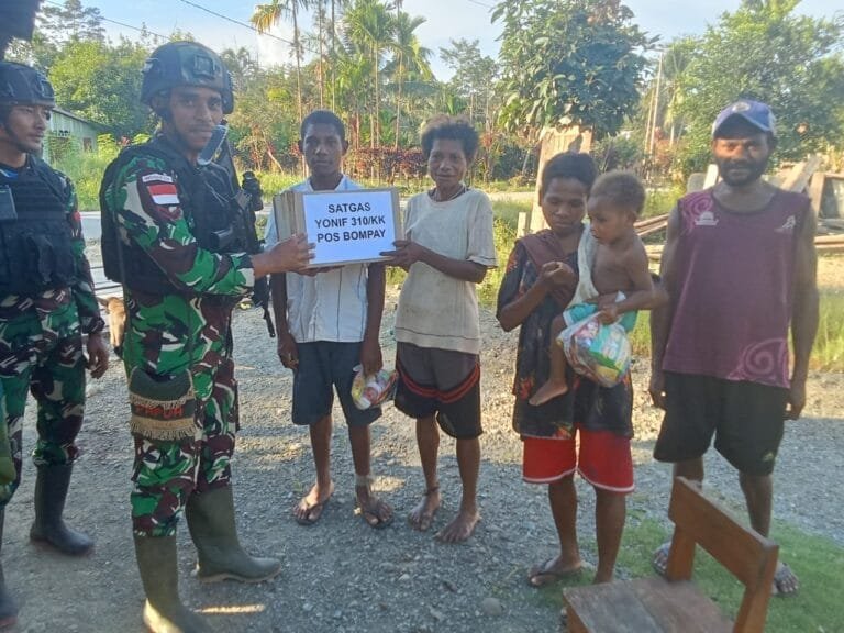 Satgas Yonif 310/KK Bagikan Paket Sembako dan Berikan Layanan Kesehatan Gratis Untuk Warga Perbatasan