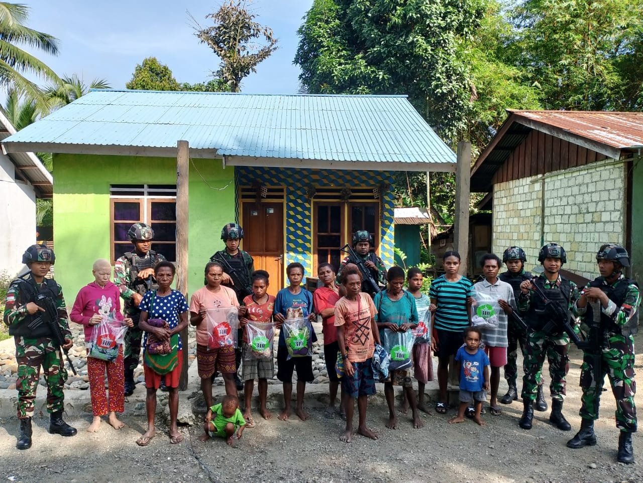 Peduli Masyarakat Perbatasan, Satgas Yonif 310/KK Bagikan Puluhan Pakaian 1 WhatsApp Image 2024 07 08 at 10.14.15