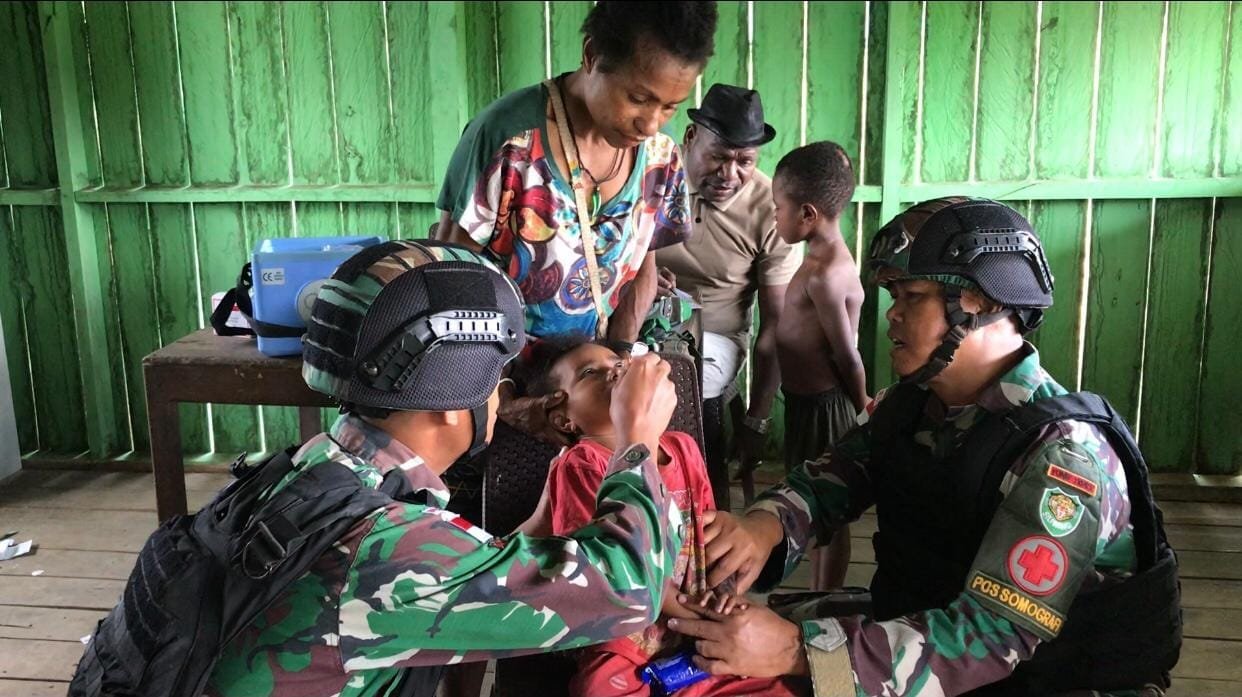 Cegah Polio, Satgas Yonif 310/KK Berikan Imunisasi Demi Kekebalan Tubuh Anak Perbatasan 1 WhatsApp Image 2024 07 09 at 09.52.14
