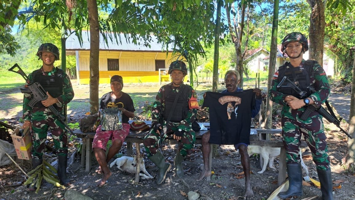 Satgas Yonif 310/KK Bagikan Kaos "Maung" Ikon Prajurit Siliwangi 1 WhatsApp Image 2024 07 12 at 13.57.29