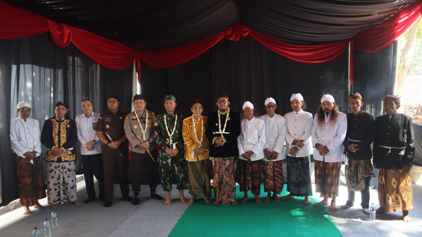 Kapolres Sumenep Hadiri Jamasan Pusaka Aengtongtong dan Keraton Sumenep, Lestarikan Tradisi dan Budaya 1 WhatsApp Image 2024 07 15 at 14.10.47 9cc37e3c