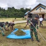 Keren! Pergencar Serbuan Teritorial, Satgas Yonif 310/KK Bersihkan Gereja Di Perbatasan WhatsApp Image 2024 07 17 at 10.48.00