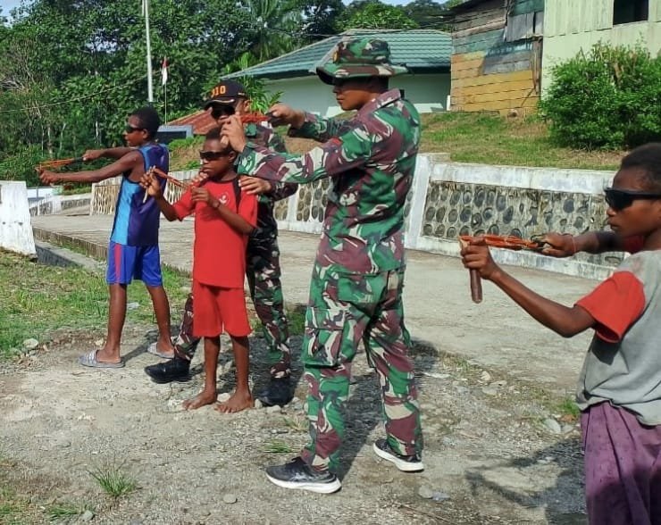 Bermain Sekaligus Lestarikan Alam, Satgas Yonif 310/KK Adakan Lomba Ketapel 1 WhatsApp Image 2024 07 18 at 11.01.07