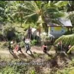 Jajaran TNI-Polri dan instansi terkait melaksanakan pengibaran bendera Merah Putih raksasa di puncak bukit Kezimara 1723592220283551 0