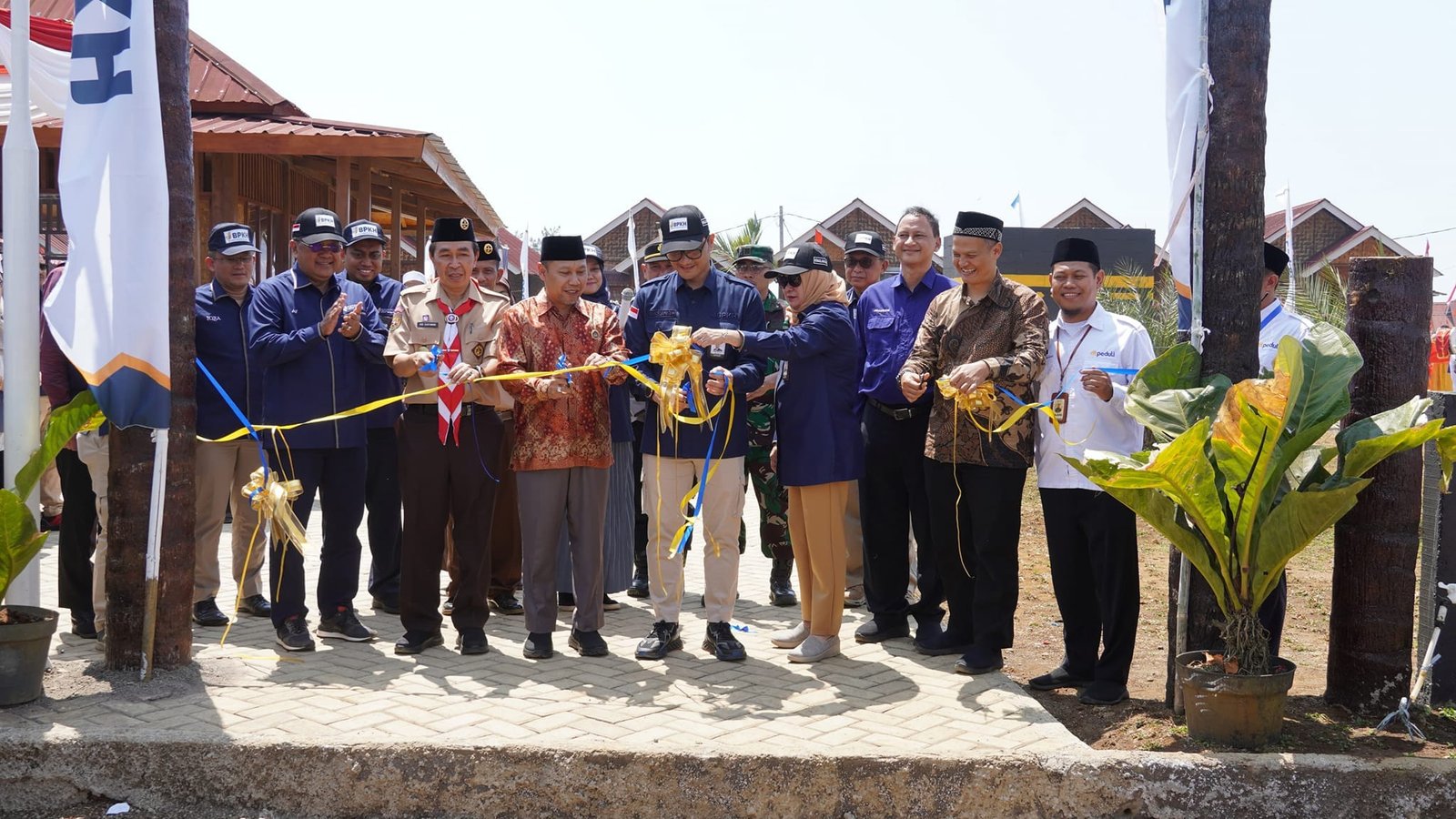 SERAHTERIMA HUNTAP PENYINTAS PERGERAKAN TANAH NYALINDUNG, SEKDA APRESIASI PERAN SEMUA PIHAK 1 455609007 886757530152753 3858081539768450307 n1