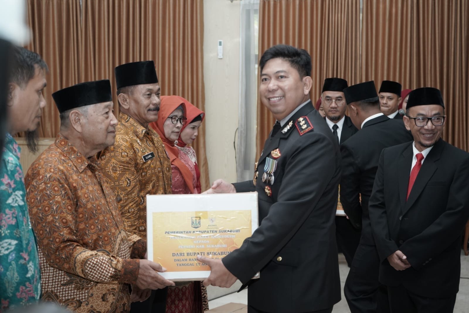 RAMAH TAMAH PERINTIS KEMERDEKAAN, BUPATI SUKABUMI SERAHKAN SAGU HATI KEPADA 60 PEJUANG 1 455748583 888783806616792 8433255619123443272 n