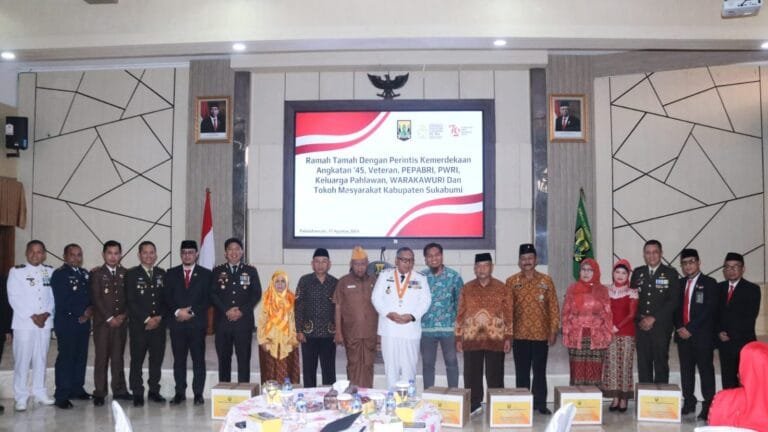 RAMAH TAMAH PERINTIS KEMERDEKAAN, BUPATI SUKABUMI SERAHKAN SAGU HATI KEPADA 60 PEJUANG