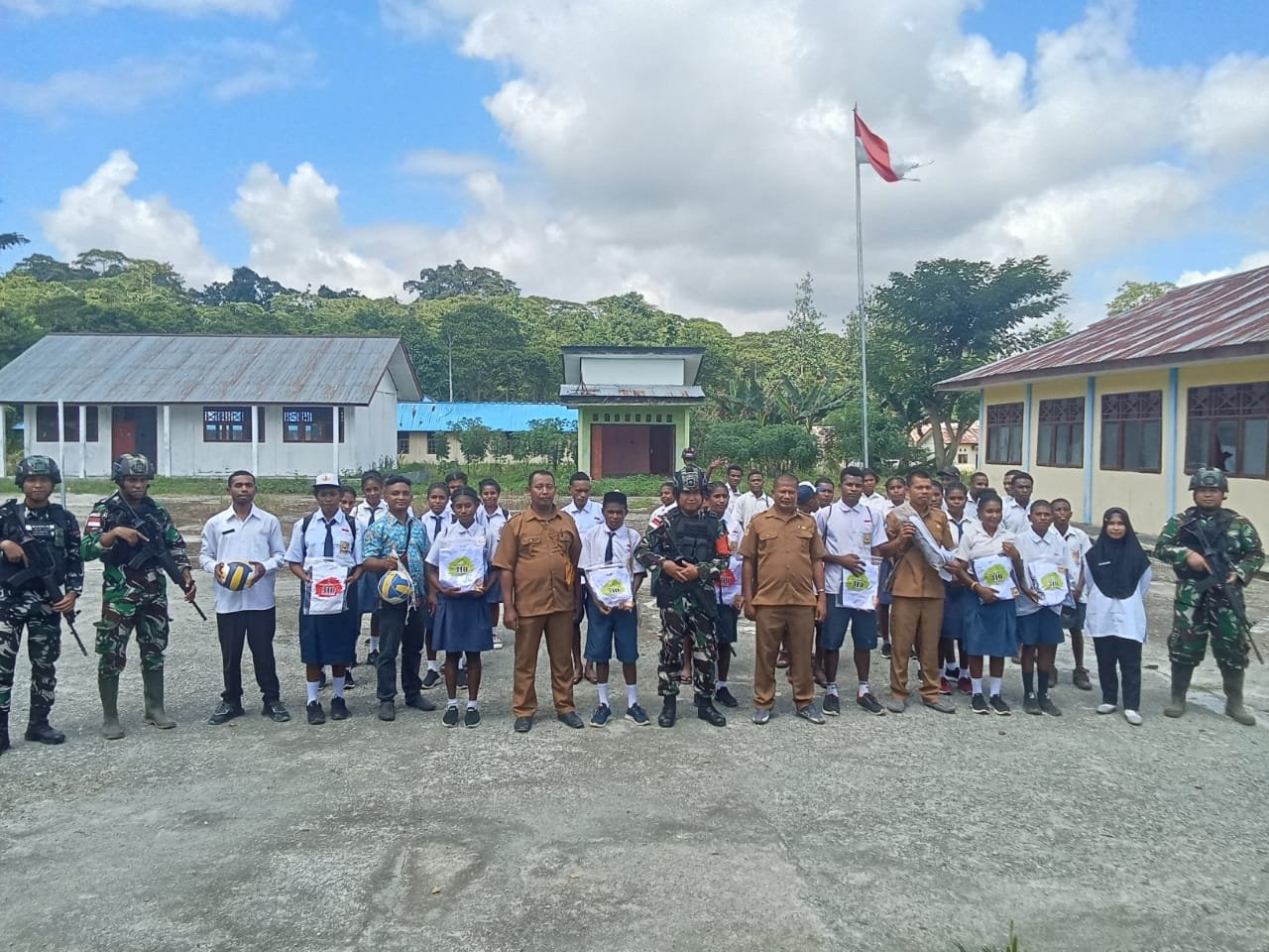 Tumbuhkan Kesadaran Bela Negara, Satgas Yonif 310/KK Berikan Wasbang Kepada Pelajar Di Perbatasan 1 WhatsApp Image 2024 08 02 at 08.24.08 08815b10