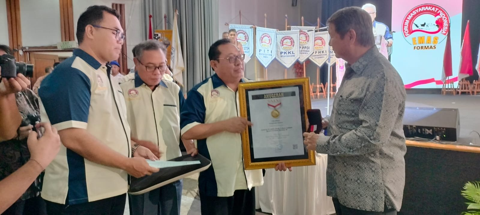 Prabowo Subianto Terima Pin Emas dari SMSI atas Dedikasinya Jaga Demokrasi 1 WhatsApp Image 2024 08 03 at 18.53.31