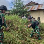 Jelang HUT RI Ke-79, Satgas Yonif 310/KK Gelar Karya Bakti Bersama Warga Di Pegunungan Bintang WhatsApp Image 2024 08 04 at 05.46.51