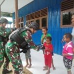 Satgas Yonif 310/KK Keliling Kampung Bagikan Bubur Kacang Hijau Kepada Warga Perbatasan WhatsApp Image 2024 08 05 at 11.35.53