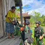 Hadir Berikan Manfaat, Satgas Yonif 310/KK Keliling Kampung Bagikan Sembako di Perbatasan WhatsApp Image 2024 08 08 at 09.41.58