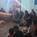 Peduli Sesama, Satgas Yonif 310/KK Melayat dan Beri Bantuan Untuk Keluarga Duka WhatsApp Image 2024 08 11 at 10.45.42