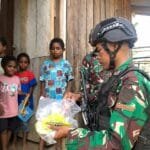 Bagikan Pakaian dan Alat Tulis, Bentuk Perhatian Satgas Yonif 310/KK Pada Warga di Pedalaman Papua WhatsApp Image 2024 08 12 at 09.24.45