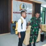 Diundang Danrem 161/Wira Sakti, Joni Pemanjat Tiang Bendera Merasa Senang WhatsApp Image 2024 08 12 at 16.13.07