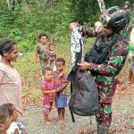 Hari Kemerdekaan Datangkan Kebahagiaan, Satgas Yonif 310/KK Bagikan Puluhan Pakaian WhatsApp Image 2024 08 16 at 08.09.00