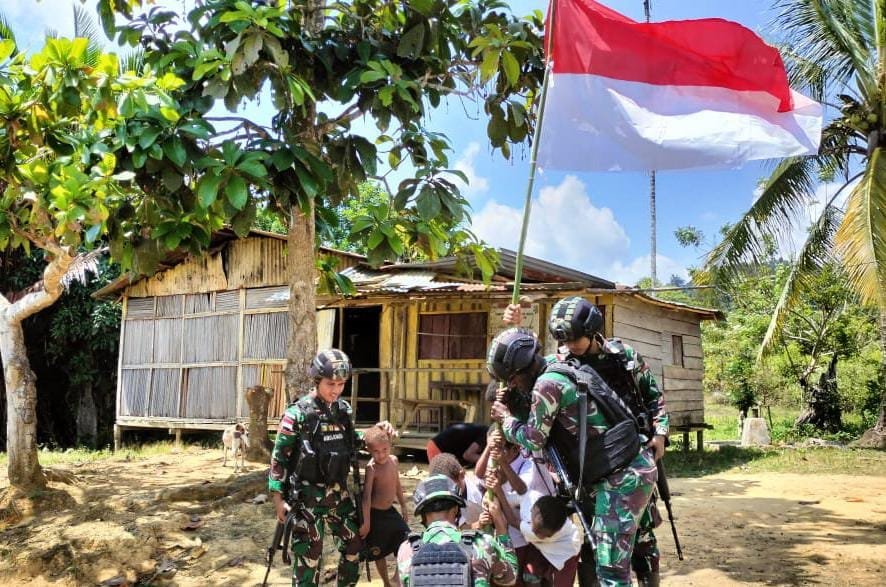 Gelora Hari Kemerdekaan, Satgas Yonif 310/KK Merah Putihkan Kampung di Perbatasan 1 WhatsApp Image 2024 08 17 at 09.44.39 38e5e314