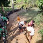 Tanamkan Cinta Kebersihan, Satgas Yonif 310/KK Bersama Siswa SD Bersihkan Lingkungan Sekolah WhatsApp Image 2024 08 25 at 07.54.12