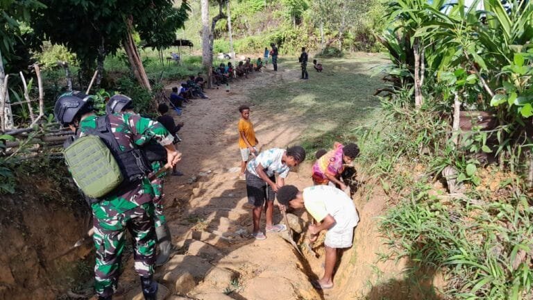 Tanamkan Cinta Kebersihan, Satgas Yonif 310/KK Bersama Siswa SD Bersihkan Lingkungan Sekolah