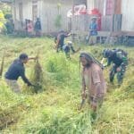 Kampung Bersih, Satgas Yonif 310/KK Ajak Warga Bersihkan Lingkungan Sekitar WhatsApp Image 2024 08 26 at 08.47.41