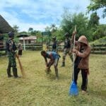 Bersama Bersihkan Gereja, Ini Yang Dilakukan Satgas Yonif 310/KK Dengan Warga Di Pedalaman Papua WhatsApp Image 2024 08 28 at 07.00.27