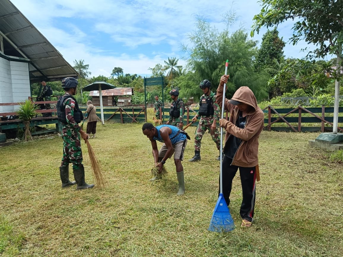 Bersama Bersihkan Gereja, Ini Yang Dilakukan Satgas Yonif 310/KK Dengan Warga Di Pedalaman Papua 1 WhatsApp Image 2024 08 28 at 07.00.27