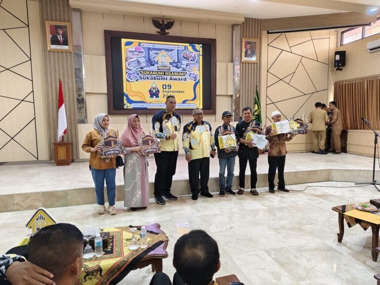 BAYAR PAJAK 24 RIBU PERTAHUN, PEDAGANG MIE DAN KOPI INI DIHADIAHI UMROH OLEH BUPATI SUKABUMI