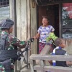 Satgas Yonif 310/KK Bagikan Hasil Penen Kebun, Warga Papua : Saya Akan Segera Memasaknya, Anak-Anak Pasti Senang WhatsApp Image 2024 09 02 at 09.50.46
