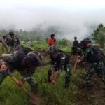 Satgas Yonif 310/KK Gelar Karya Bakti Bersihkan Bandara Perintis Okbibab WhatsApp Image 2024 09 08 at 09.54.51