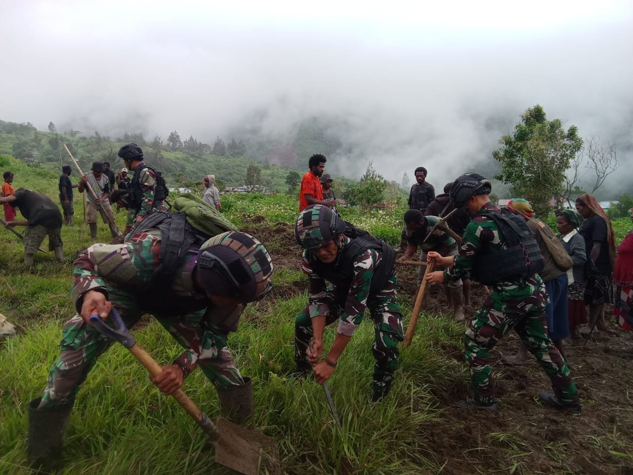 Satgas Yonif 310/KK Gelar Karya Bakti Bersihkan Bandara Perintis Okbibab 1 WhatsApp Image 2024 09 08 at 09.54.51