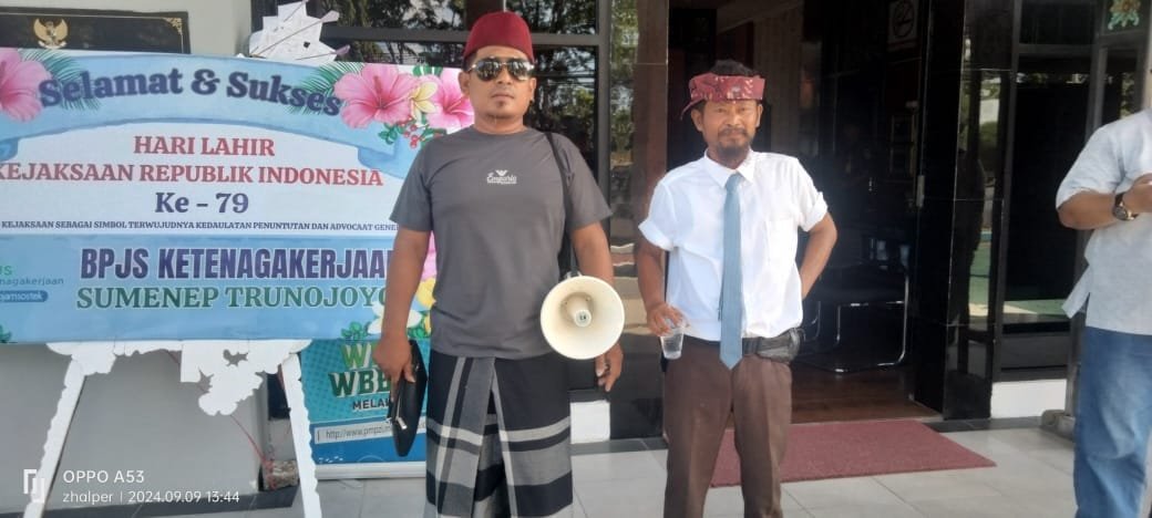 Kurniadi SH Advokat Pegiat Hukum dan Demokrasi Melakukan Aksi Unjuk Rasa Tunggal di Kantor Kejaksaan Negeri dan Dinas Pemberdayaan Masyarakat dan Desa Sumenep 1 WhatsApp Image 2024 09 09 at 20.57.38 b05be036