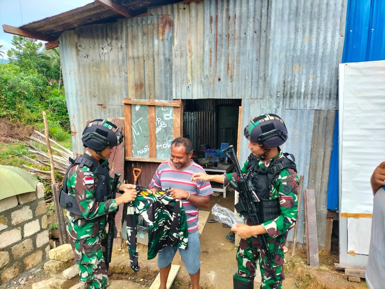 Satgas Yonif 310/KK Bagikan Kaos Bertuliskan "Kidang Kancana" Sebagai Kenang-Kenangan 1 WhatsApp Image 2024 09 15 at 08.30.35