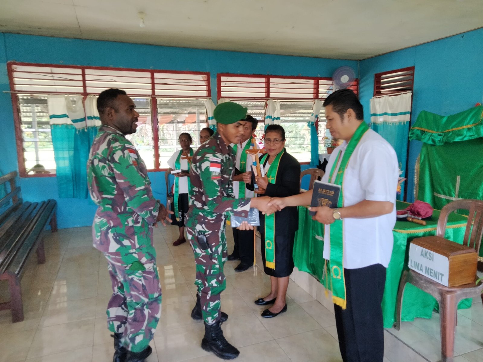 Usai Ibadah Bersama, Satgas Yonif 310/KK Berikan Bantuan Kepada GKI Imanuel Woslay 1 WhatsApp Image 2024 09 16 at 09.12.41 scaled