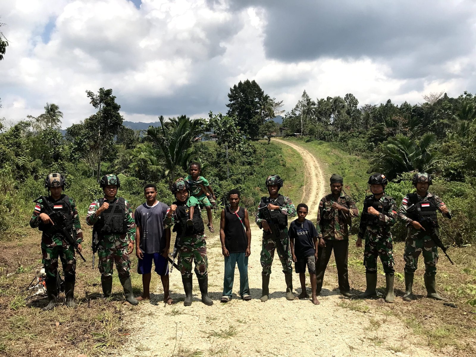 Satgas Yonif 310/KK Peduli Kampung, Ajak Warga Bersihkan Jalan 1 WhatsApp Image 2024 09 17 at 08.27.32 scaled