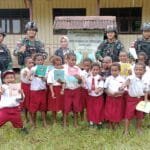 Tumbuhkan Semangat Belajar Anak-Anak Pedalaman Papua, Satgas Yonif 310/KK Bagikan Ratusan Alat Tulis WhatsApp Image 2024 09 21 at 07.27.13