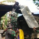 Buktikan Kepeduliannya Pada Masyarakat Perbatasan, Satgas Yonif 310/KK Perbaiki Rumah Warga WhatsApp Image 2024 09 22 at 08.39.45